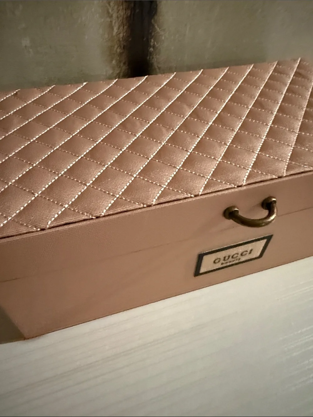 Gucci Beauty pink jewelry and makeup vanity case with a floral-lined interior. - Picture 2 of 15